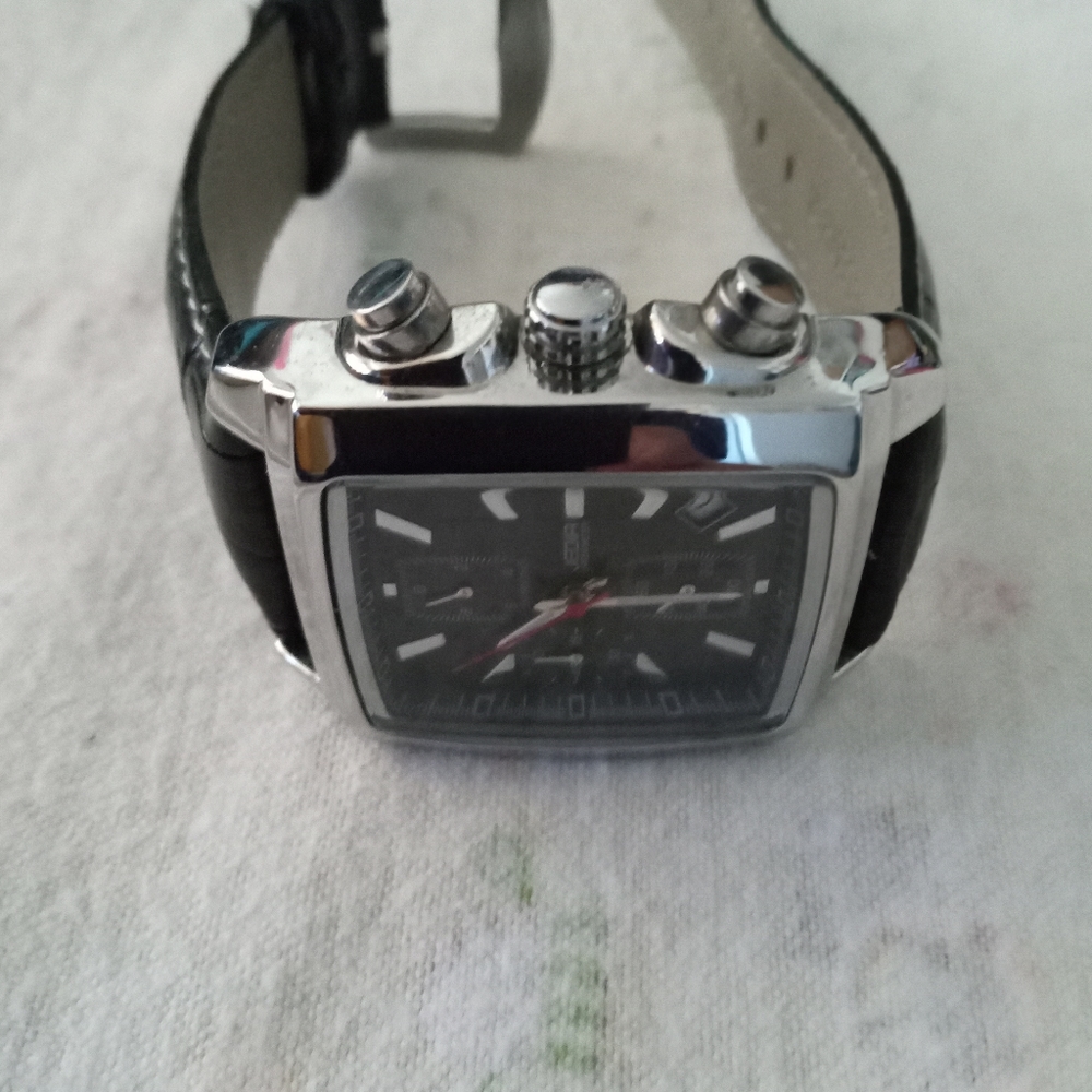The watch of battery resistant to water new color silver and black